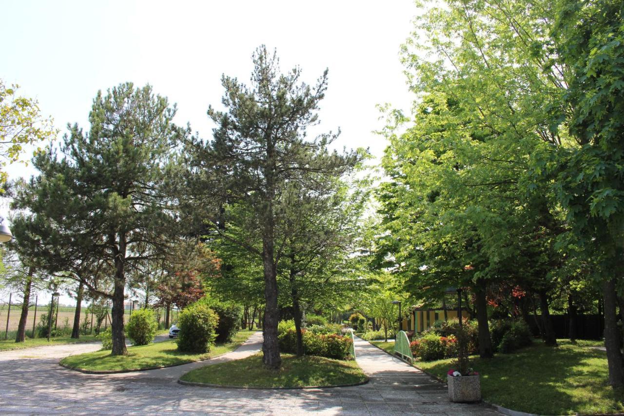 B&B Villa Dei Cigni Reali Carpi Bagian luar foto